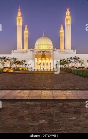 Moyen-Orient, Péninsule arabique, Oman, ad Dahiliyah, Nizwa. Coucher de soleil à la grande mosquée du Sultan Qaboos. Banque D'Images