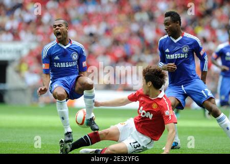 Ashley Cole de Chelsea et John OBI Mikel affrontent le Ji-sung Park de Manchester United lors du match de football Community Shield 2010, Chelsea vs Manchester United au stade de football Wembley à Londres, Royaume-Uni, le 8 août 2010. Manchester United a gagné 3-1. Photo de Henri Szwarc/ABACAPRESS.COM Banque D'Images