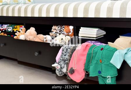 Des solutions simples de rangement à la maison pour l'aire de jeux des enfants pour nettoyer les jouets, les jeux, les livres, les jouets en peluche Banque D'Images