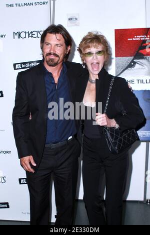 Josh Brolin et Jane Fonda arrivent pour la première de 'The Tillman Story' au Celeste Bartos Theatre de MoMA à New York City, NY, USA le 9 août 2010. Photo de Donna Ward/ABACAPRESS.COM Banque D'Images