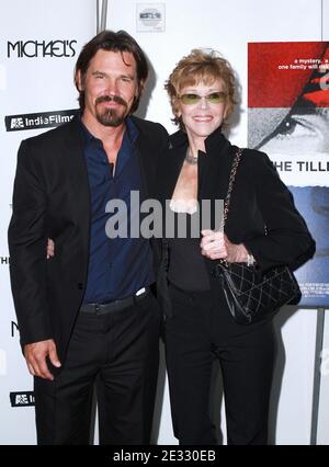 Josh Brolin et Jane Fonda arrivent pour la première de 'The Tillman Story' au Celeste Bartos Theatre de MoMA à New York City, NY, USA le 9 août 2010. Photo de Donna Ward/ABACAPRESS.COM Banque D'Images