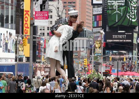 « Unconditional abandonner » est une réplique de la statue de 26 mètres de la photographie légendaire d'Alfred Eisenstaedt (qui dépeint un marin américain embrassant une jeune femme en robe blanche le jour V-J à Times Square le 14 août 1945, la photographie a été initialement publiée une semaine plus tard dans le magazine Life) Créé le jour de la Seconde Guerre mondiale terminé par l'artiste John Seward Johnson II, dans Times Square, New York City, NY, USA, le 13 août 2010. Photo de Charles Guerin/ABACAPRESS.COM Banque D'Images