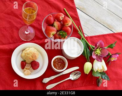 Petits gâteaux et fraises simples et élégants avec champagne pétillant pour le brunch de fête, le petit déjeuner de la fête des mères au lit ou le thé de printemps de l'après-midi de pâques Banque D'Images