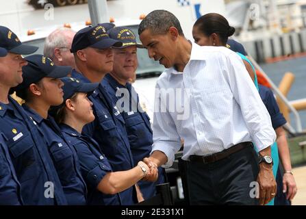 Le président des États-Unis Barack Obama et la première dame Michelle se sont mis à serrer la main avec des membres de la Garde côtière américaine dans une base de la Garde côtière à Panama City, en Floride, aux États-Unis, le 14 août 2010. La première famille se rend dans la région pour promouvoir le tourisme et vérifier les efforts de nettoyage après la marée noire de Deepwater Horizon. Photo de piscine par Dan Anderson/ABACAPRESS.COM Banque D'Images