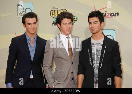 (G-D) Kevin Jonas, Nick Jonas et Joe Jonas arrivent pour la première mondiale de Disney Channel de 'Camp Rock 2: The final Jam' qui s'est tenue au Alice Tully Hall à Lincoln Center, New York City, NY, USA le 18 août 2010. Photo par Graylock/ABACAPRESS.COM Banque D'Images