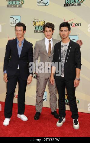 (G-D) Kevin Jonas, Nick Jonas et Joe Jonas arrivent pour la première mondiale de Disney Channel de 'Camp Rock 2: The final Jam' qui s'est tenue au Alice Tully Hall à Lincoln Center, New York City, NY, USA le 18 août 2010. Photo par Graylock/ABACAPRESS.COM Banque D'Images