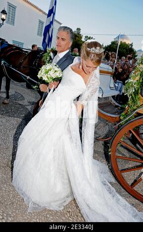 Tatiana Blatnik flanquée de son beau-père Atilio Brillembourg arrive pour son mariage au prince Nikolaos de Grèce à l'église orthodoxe d'Ayios Nikolaos (Saint Nikolaos) sur l'île de Spetses, Grèce, le 25 août 2010. Photo de Christophe Guibbbaud/ABACAPRESS.COM Banque D'Images