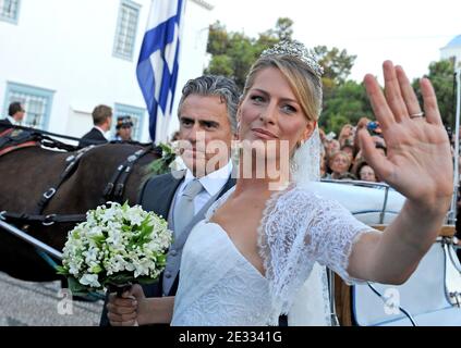 Tatiana Blatnik flanquée de son beau-père Atilio Brillembourg arrive pour son mariage au prince Nikolaos de Grèce à l'église orthodoxe d'Ayios Nikolaos (Saint Nikolaos) sur l'île de Spetses, Grèce, le 25 août 2010. Photo de Christophe Guibbbaud/ABACAPRESS.COM Banque D'Images