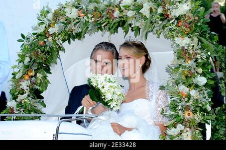Tatiana Blatnik flanquée de son beau-père Atilio Brillembourg arrive pour son mariage au prince Nikolaos de Grèce à l'église orthodoxe d'Ayios Nikolaos (Saint Nikolaos) sur l'île de Spetses, Grèce, le 25 août 2010. Photo de Christophe Guibbbaud/ABACAPRESS.COM Banque D'Images