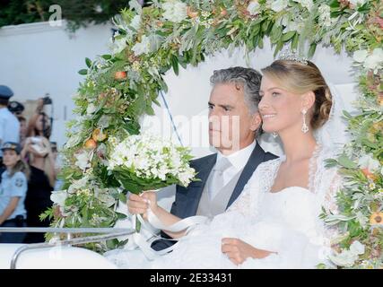 Tatiana Blatnik flanquée de son beau-père Atilio Brillembourg arrive pour son mariage au prince Nikolaos de Grèce à l'église orthodoxe d'Ayios Nikolaos (Saint Nikolaos) sur l'île de Spetses, Grèce, le 25 août 2010. Photo de Christophe Guibbbaud/ABACAPRESS.COM Banque D'Images