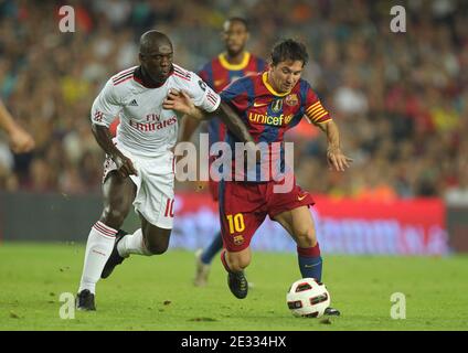 Lionel Messi de Barcelone et Clarence Seedorf de Milan lors du 45e match de football Joan Gamper Trophy, FC Barcelone vs AC Milan au Camp Nou à Barcelone, Espagne, le 25 août 2010. Photo de Manuel Blondeau/ABACAPRESS.COM Banque D'Images