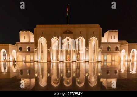 Moyen-Orient, Péninsule arabique, Oman, Muscat. Vue nocturne de l'Opéra Royal. Banque D'Images