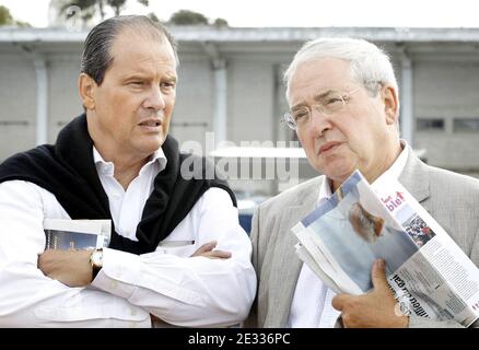 Le député socialiste français Jean-Christophe Cambadelis et le président socialiste de la région Ile-de-France Jean-Paul Huchon sont photographiés le deuxième jour du camp d'été annuel du Parti socialiste français (PS) qui s'est tenu à la Rochelle, dans l'ouest de la France, le 28 août 2010. Photo de Bernard Patrick/ABACAPRESS.COM Banque D'Images