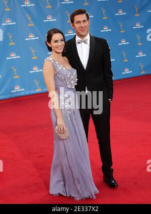Emily Blunt et John Krasinski arrivent à l'Academy of Television Arts & Sciences 62e Primetime Emmy Awards au Nokia Theatre, Los Angeles, Californie, le 29 août 2010. Photo d'Adam Orchon/ABACAPRESS.COM (en photo : Emily Blunt, John Krasinski) Banque D'Images