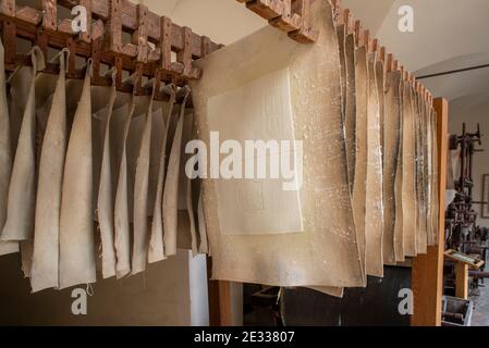 Production traditionnelle de papier à Fabriano, en Italie, à l'intérieur du musée du papier de la ville Banque D'Images