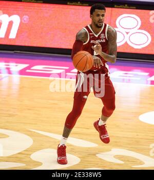 13 janvier 2021, Baton Rouge, Louisiane, États-Unis: 13 janvier 2021, Baton Rouge, Louisiane, États-Unis: Lance Jackson Jr. D'Arkansas (2) cherche à faire passer le ballon à un coéquipier pendant l'action NCAA Basketball entre les Razorbacks d'Arkansas et les Tigers LSU au Pete Maravich Assembly Center Banque D'Images