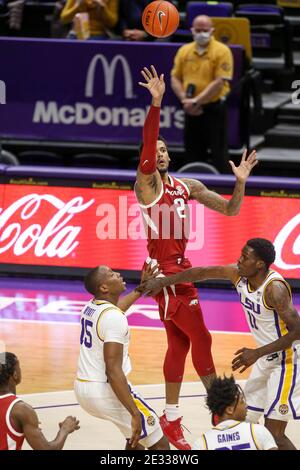 13 janvier 2021, Baton Rouge, Louisiane, États-Unis : 13 janvier 2021, Baton Rouge, Louisiane, États-Unis : Vance Jackson Jr. D'Arkansas (2) a fait un tir sur Aundre Hyatt de LSU (15) et Josh LeBlanc Sr. (11) lors de l'action NCAA Basketball entre les Razorbacks d'Arkansas et les Tigers de LSU au Pete Maravich Assembly Center Banque D'Images