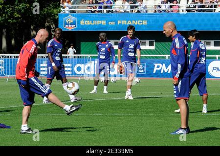 L'ancien joueur de football français Zinedine Zidane avec l'entraîneur assistant de gardien de but Fabien Barthez, assiste à la formation de l'équipe nationale à Clairefontaine-en-Yvelines, France, le 1er septembre 2010. Photo de Willis Parker/Cameleon/ABACAPRESS.COM Banque D'Images