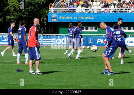 L'ancien joueur de football français Zinedine Zidane avec l'entraîneur assistant de gardien de but Fabien Barthez, assiste à la formation de l'équipe nationale à Clairefontaine-en-Yvelines, France, le 1er septembre 2010. Photo de Willis Parker/Cameleon/ABACAPRESS.COM Banque D'Images