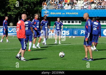 L'ancien joueur de football français Zinedine Zidane avec l'entraîneur assistant de gardien de but Fabien Barthez, assiste à la formation de l'équipe nationale à Clairefontaine-en-Yvelines, France, le 1er septembre 2010. Photo de Willis Parker/Cameleon/ABACAPRESS.COM Banque D'Images