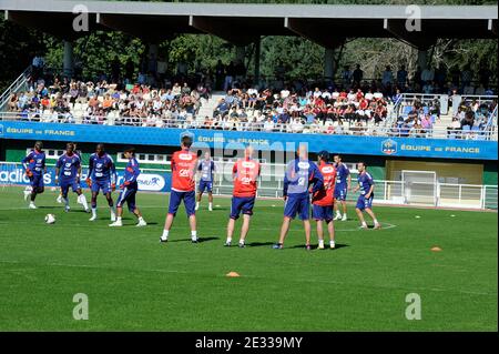 L'ancien joueur de football français Zinedine Zidane avec l'entraîneur assistant de gardien de but Fabien Barthez, assiste à la formation de l'équipe nationale à Clairefontaine-en-Yvelines, France, le 1er septembre 2010. Photo de Willis Parker/Cameleon/ABACAPRESS.COM Banque D'Images