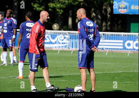 L'ancien joueur de football français Zinedine Zidane avec l'entraîneur assistant de gardien de but Fabien Barthez, assiste à la formation de l'équipe nationale à Clairefontaine-en-Yvelines, France, le 1er septembre 2010. Photo de Willis Parker/Cameleon/ABACAPRESS.COM Banque D'Images