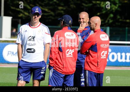 L'ancien joueur de football français Zinedine Zidane avec l'entraîneur Laurent blanc de l'équipe nationale de football et l'entraîneur assistant de gardien de but Fabien Barthez assistent à la formation de l'équipe nationale à Clairefontaine-en-Yvelines, en France, le 1er septembre 2010. Photo de Willis Parker/Cameleon/ABACAPRESS.COM Banque D'Images