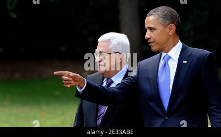 LE président AMÉRICAIN Barack Obama marche avec le président Mahmoud Abbas de l'Autorité palestinienne après une réunion dans le Bureau ovale à la Maison Blanche à Washington, DC, Etats-Unis, le 1er septembre 2010. Les pourparlers directs d'ouverture entre Israël et les Palestiniens devraient commencer le 2 septembre, dans le Département d'État. Photo par Olivier Douliery/ABACAPRESS.COM Banque D'Images