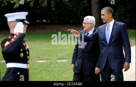 LE président AMÉRICAIN Barack Obama marche avec le président Mahmoud Abbas de l'Autorité palestinienne après une réunion dans le Bureau ovale à la Maison Blanche à Washington, DC, Etats-Unis, le 1er septembre 2010. Les pourparlers directs d'ouverture entre Israël et les Palestiniens devraient commencer le 2 septembre, dans le Département d'État. Photo par Olivier Douliery/ABACAPRESS.COM Banque D'Images