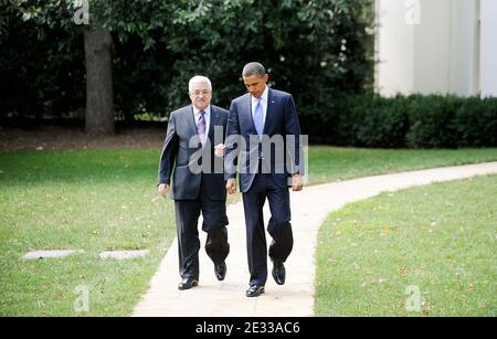 LE président AMÉRICAIN Barack Obama marche avec le président Mahmoud Abbas de l'Autorité palestinienne après une réunion dans le Bureau ovale à la Maison Blanche à Washington, DC, Etats-Unis, le 1er septembre 2010. Les pourparlers directs d'ouverture entre Israël et les Palestiniens devraient commencer le 2 septembre, dans le Département d'État. Photo par Olivier Douliery/ABACAPRESS.COM Banque D'Images