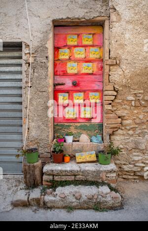 Art mural et peintures murales à Braccano, petit village en dehors de Matelica, Marche, Italie. Le village est plein de graffitis et de murales Banque D'Images