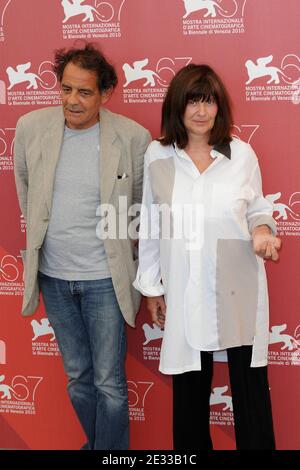 Les réalisateurs français Jean-François Lepetit et Catherine Breillat posent à un photocall pour le film 'la Belle Endormie' lors du 67e Festival International du film de Venise (Mostra) au Palazzo del Casino, à Venise, Italie, le 2 septembre 2010. Photo de Nicolas Briquet/ABACAPRESS.COM Banque D'Images