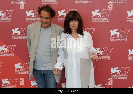 Les réalisateurs français Jean-François Lepetit et Catherine Breillat posent à un photocall pour le film 'la Belle Endormie' lors du 67e Festival International du film de Venise (Mostra) au Palazzo del Casino, à Venise, Italie, le 2 septembre 2010. Photo de Nicolas Briquet/ABACAPRESS.COM Banque D'Images