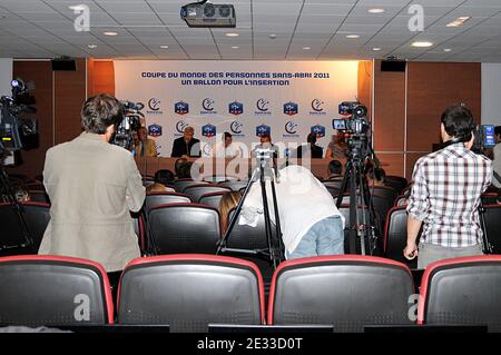 Atmosphère lors d'une conférence de presse sur la coupe du monde des sans-abri 2011 à Paris. L'entraîneur-chef d'Arsene Wenger, l'ancien joueur de football français Emmanuel petit et Lilian Thuram sont les ambassadeurs de cet événement. Conférence de presse à Paris, France, le 3 septembre 2010. Photo de Thierry Plessis/ABACAPRESS.COM" Banque D'Images