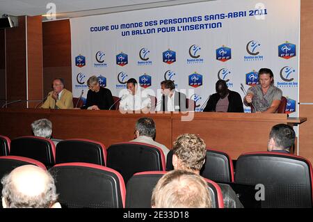 Atmosphère lors d'une conférence de presse sur la coupe du monde des sans-abri 2011 à Paris. L'entraîneur-chef d'Arsene Wenger, l'ancien joueur de football français Emmanuel petit et Lilian Thuram sont les ambassadeurs de cet événement. Conférence de presse à Paris, France, le 3 septembre 2010. Photo de Thierry Plessis/ABACAPRESS.COM" Banque D'Images