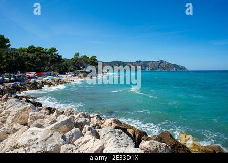 Plage de Portonovo sur la Côte d'Azur de Conero, Marche, Italie. La plage de Portonovo n'est accessible qu'à pied Banque D'Images