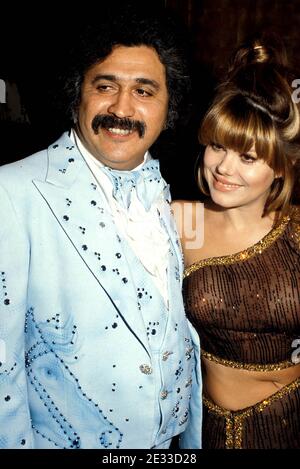 Freddy Fender et Charo 1977 crédit: Ralph Dominguez/MediaPunch Banque D'Images