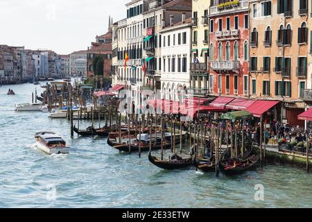 Bateaux et gondoles sur le Grand Canal à Venise, Italie, Banque D'Images