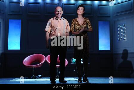 Didier Benureau et Romane Bohringer lors de l'appel-rideau des amis du Placard présenté au Théâtre de la Pepinière à Paris, France, le 4 septembre 2010. Photo de Giancarlo Gorassini/ABACAPRESS.COM Banque D'Images