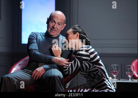 Didier Benureau et Romane Bohringer lors de l'appel-rideau des amis du Placard présenté au Théâtre de la Pepinière à Paris, France, le 4 septembre 2010. Photo de Giancarlo Gorassini/ABACAPRESS.COM Banque D'Images