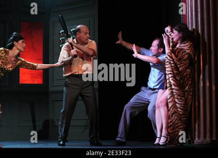 Didier Benureau, Romane Bohringer, Alienor Marcade-Sechan et Matthieu Roze lors de l'appel-rideau des amis du Placard présenté au Théâtre de la Pepinière à Paris, en France, le 4 septembre 2010. Photo de Giancarlo Gorassini/ABACAPRESS.COM Banque D'Images