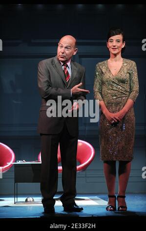 Didier Benureau et Romane Bohringer lors de l'appel-rideau des amis du Placard présenté au Théâtre de la Pepinière à Paris, France, le 4 septembre 2010. Photo de Giancarlo Gorassini/ABACAPRESS.COM Banque D'Images