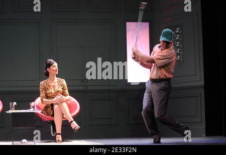 Didier Benureau et Romane Bohringer lors de l'appel-rideau des amis du Placard présenté au Théâtre de la Pepinière à Paris, France, le 4 septembre 2010. Photo de Giancarlo Gorassini/ABACAPRESS.COM Banque D'Images