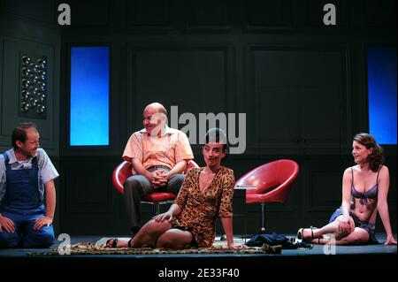 Didier Benureau, Romane Bohringer, Alienor Marcade-Sechan et Matthieu Roze lors de l'appel-rideau des amis du Placard présenté au Théâtre de la Pepinière à Paris, en France, le 4 septembre 2010. Photo de Giancarlo Gorassini/ABACAPRESS.COM Banque D'Images