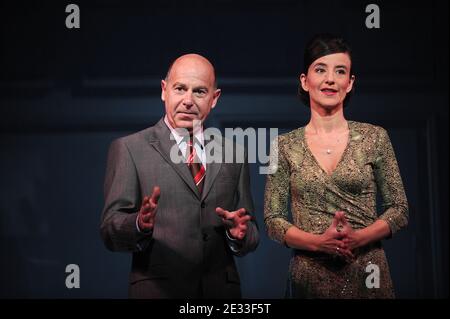 Didier Benureau et Romane Bohringer lors de l'appel-rideau des amis du Placard présenté au Théâtre de la Pepinière à Paris, France, le 4 septembre 2010. Photo de Giancarlo Gorassini/ABACAPRESS.COM Banque D'Images