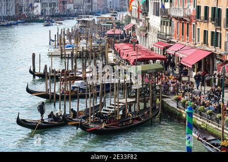 Bateaux et gondoles sur le Grand Canal à Venise, Italie Banque D'Images