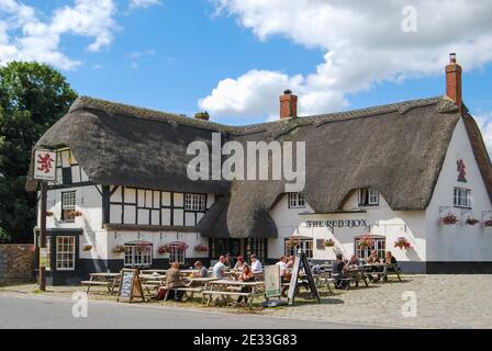 17e siècle Le Red Lion Pub, High Street, Avebury, Wiltshire, Angleterre, Royaume-Uni Banque D'Images