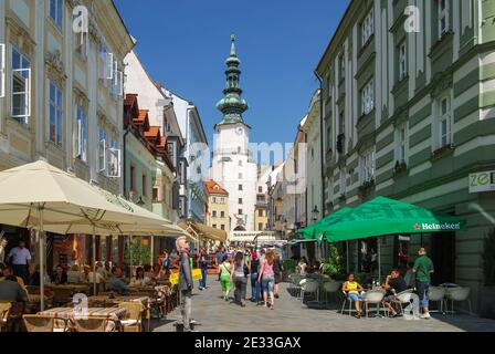 Cafés de rue, porte Saint-Michel, vieille ville, Bratislava, région de Bratislava, Slovaquie Banque D'Images