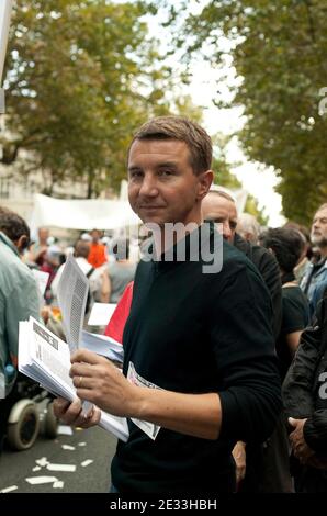 Nouveau Parti anticancéreux (Nouveau parti anticapitiste, NPA) le porte-parole Olivier Besancenot participe à une manifestation dans la rue de Paris, en France, le 7 septembre 2010, lors d'une grève nationale d'une journée contre un projet de loi de réforme des pensions gouvernementales. Des grèves ont éclaté en France pendant 24 heures alors que les syndicats se sont tournés vers un arrêt général national pour protester contre le projet du président Nicolas Sarkozy de faire passer l'âge minimum de la retraite de 60 à 62 ans. Photo de Emmanuelle Charmant/ABACAPRESS.COM Banque D'Images