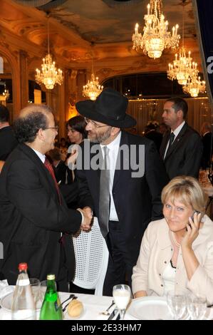 (G-D) le Président de la CFCM, Mohammed Moussaoui, et le Grand Rabbin français, Gilles Bernheim, parlent en tant que Ministre junior de la famille, Nadine Morano, lors du dîner Iftar organisé par le Conseil Francais du Culte Musulman (CFCM), le Conseil français de la foi musulmane, au Pavillon Dauphine à Paris, France le 7 septembre 2010. L'Iftar est le premier repas pris au coucher du soleil pour briser le jeûne pendant l'heure du Ramadan. Photo par Ammar Abd Rabbo/ABACAPRESS.COM Banque D'Images